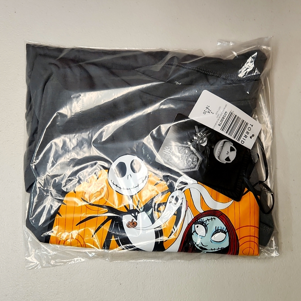 ❤️NWT TORRID TEE - NIGHTMARE BEFORE CHRISTMAS JACK & SALLY SUPER SOFT - Picture 4 of 13